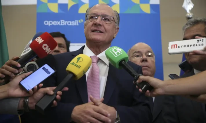 Alckmin Responde às Tarifas de Trump: “Não Vamos Abaixar a Cabeça!