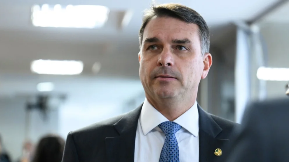 Flávio Bolsonaro ganha força para 2026 e agita cenário político