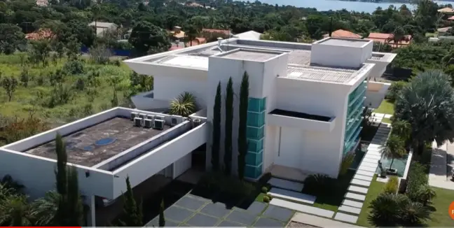 Mansão de Flávio Bolsonaro avaliada em R$ 6 milhões em Brasília